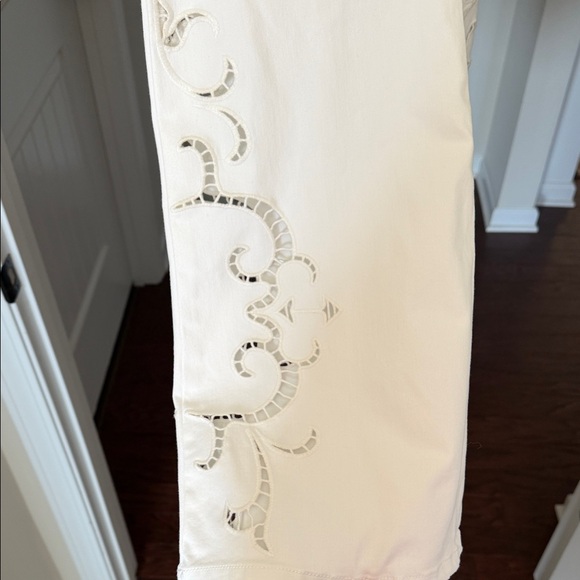 Democracy Women's Classic White Jeans - Picture 6 of 14